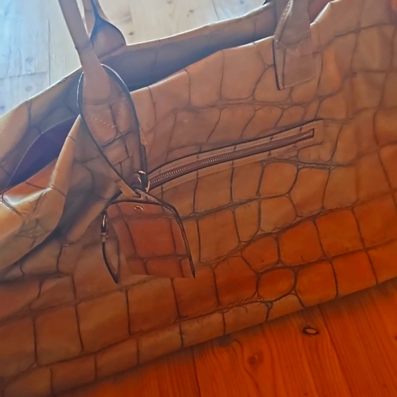 Dooney & Bourke travel bag. - Picture 6 of 8